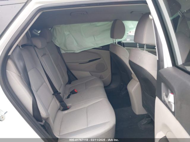 KM8J23A48KU026984 Hyundai TUCSON SE
