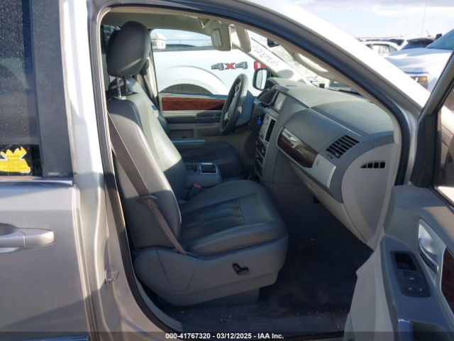 2010 CHRYSLER TOWN & COUNTRY 2A4RR5D10AR241247 Photo 4