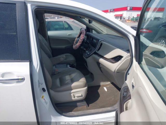 5TDYZ3DC2HS793132 Toyota Sienna Xle Premium 8 Passenger