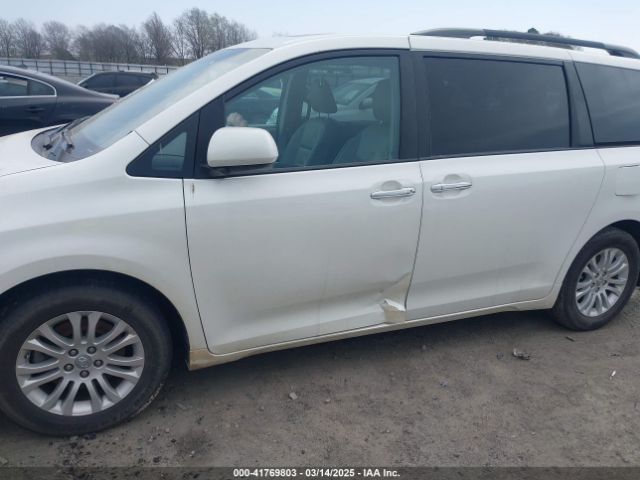 5TDYZ3DC2HS793132 Toyota Sienna Xle Premium 8 Passenger