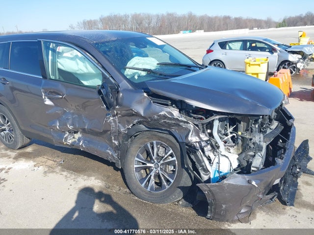 Toyota Highlander Hybrid Le 2019 5TDBGRFH3KS076303 Image 18