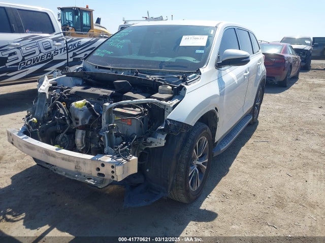 5TDZARFH3KS047612 Toyota Highlander Le