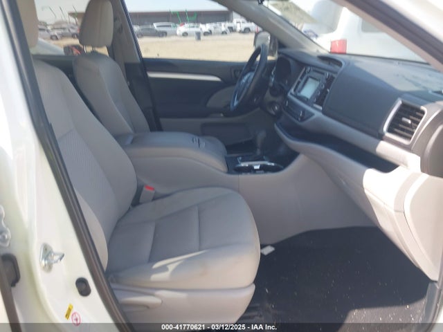 5TDZARFH3KS047612 Toyota Highlander Le