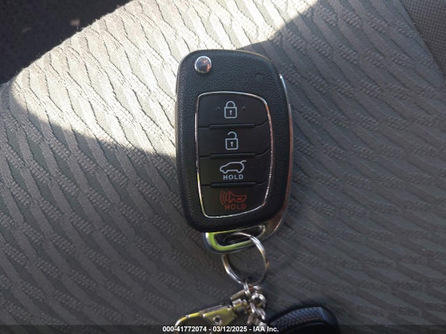 KM8SMDHF1HU232085 Hyundai Santa Fe Se