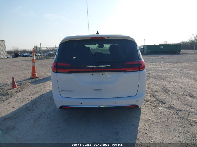 Chrysler Pacifica Touring L 2024 2C4RC1BGXRR124293 Image 17