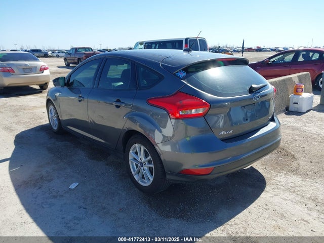 Ford FOCUS SE 2018 1FADP3K29JL222555 Image 3