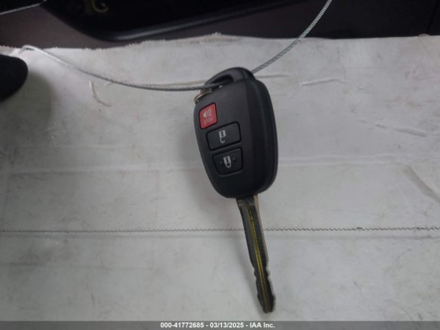JTMBFREV3JJ229333 Toyota RAV4 LE