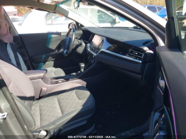 KNDCB3LC5N5527413 KIA Niro Lxs