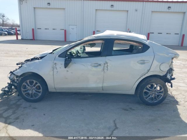 3MYDLBYV5KY521049 Toyota YARIS LE