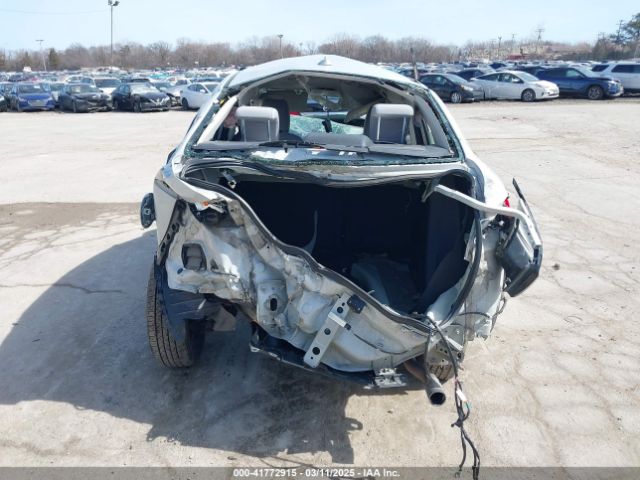 3MYDLBYV5KY521049 Toyota YARIS LE
