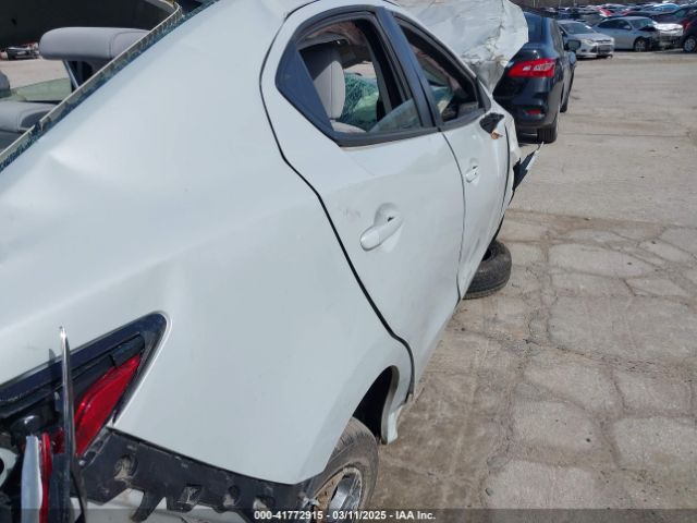 3MYDLBYV5KY521049 Toyota YARIS LE