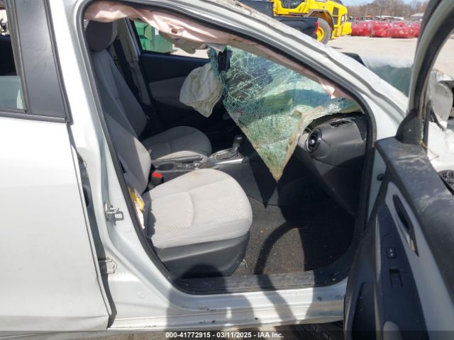 3MYDLBYV5KY521049 Toyota YARIS LE