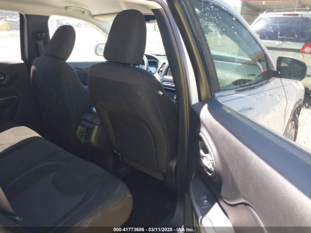 1C4PJLCB6KD285194 Jeep Cherokee Latitude Fwd