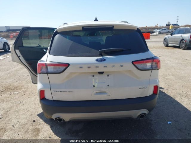 1FMCU9J97NUA56239 Ford Escape Titanium