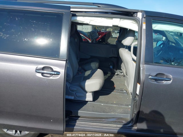 5TDYZ3DC1KS009336 Toyota Sienna Xle 8 Passenger