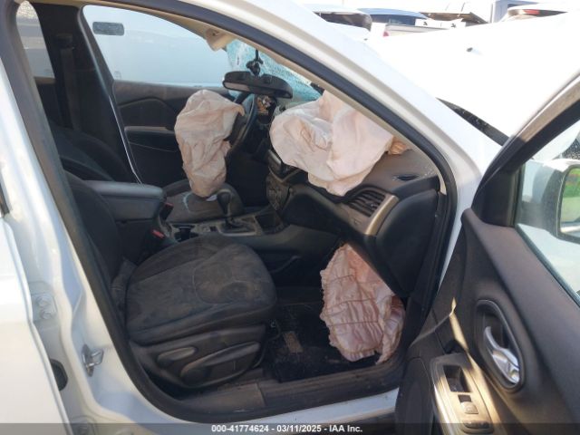 1C4PJLCB8GW230578 Jeep Cherokee Latitude