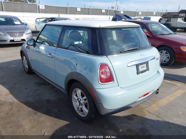 2011 MINI COOPER WMWSU3C57BT251053 Photo 2