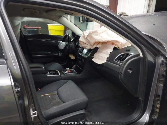 2C3CCAAG2JH282018 Chrysler 300 Touring