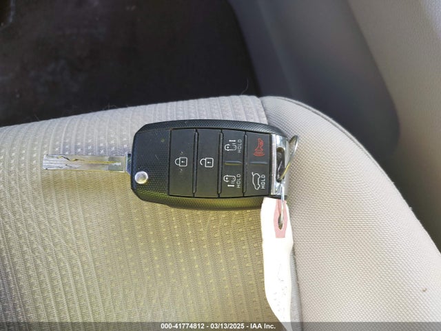 KNDMB5C13L6617567 KIA SEDONA LX