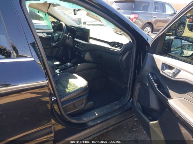 1FMCU9JZXPUB41868 Ford Escape Platinum