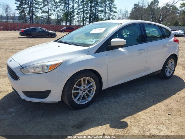 Ford FOCUS SE 2018 1FADP3K24JL231986 Image 2