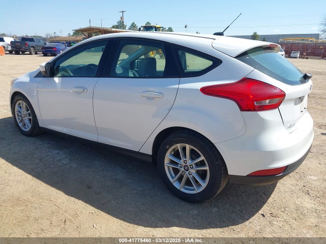 Ford FOCUS SE 2018 1FADP3K24JL231986 Image 3