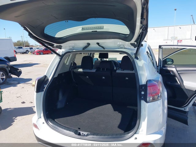 JTMWFREV3JJ187649 Toyota Rav4 Xle