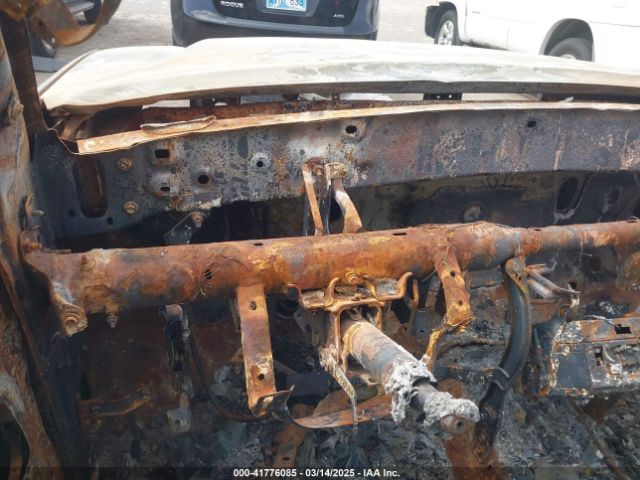 5TFLU4EN2FX137373 Toyota Tacoma Base V6