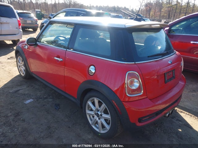 2011 MINI COOPER S WMWSV3C58BTY13782 Photo 2