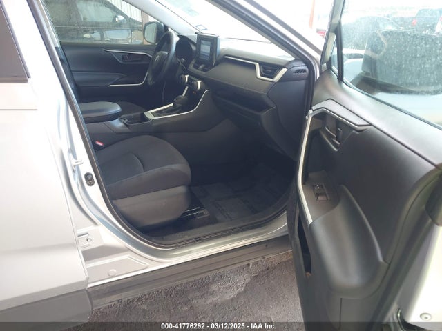 2T3H1RFV0KW052444 Toyota RAV4 LE