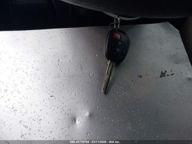 2T3ZFREVXFW231667 Toyota RAV4 LE