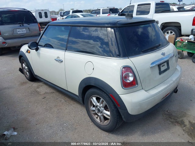 2011 MINI COOPER WMWSU3C56BT252789 Photo 2