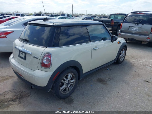 2011 MINI COOPER WMWSU3C56BT252789 Photo 3