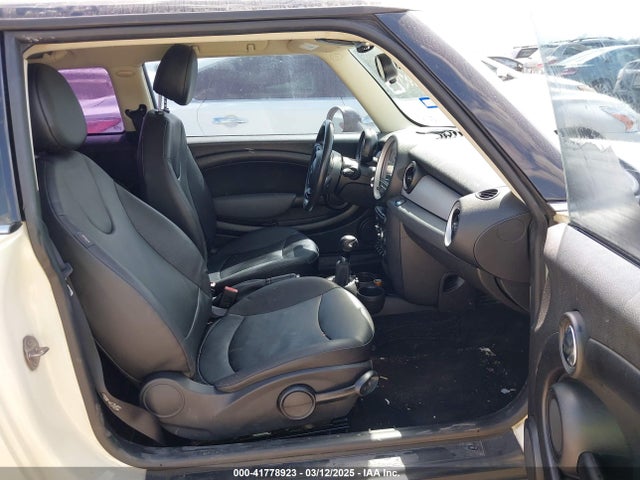 2011 MINI COOPER WMWSU3C56BT252789 Photo 4