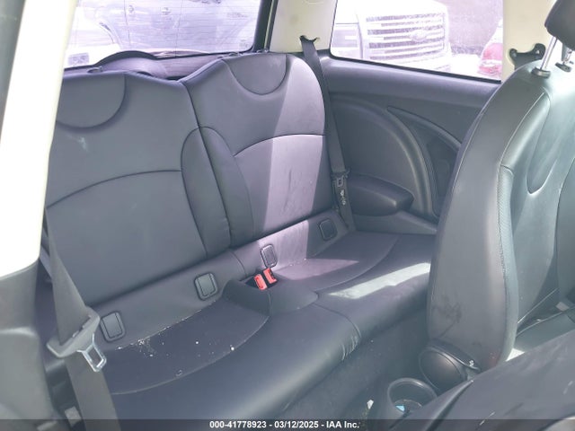2011 MINI COOPER WMWSU3C56BT252789 Photo 7