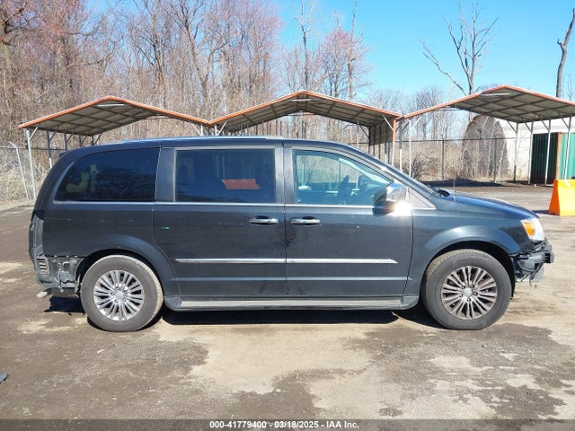 2C4RC1GG8GR215892 Chrysler Town & Country Limited Platinum