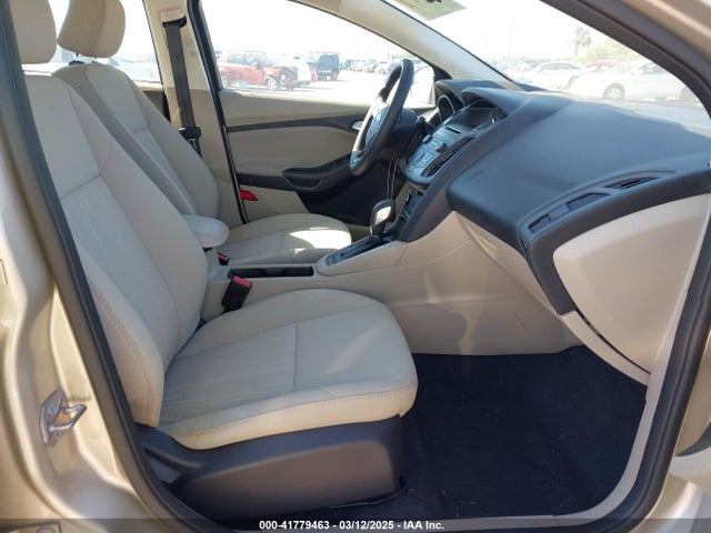 1FADP3K21HL262395 Ford FOCUS SE