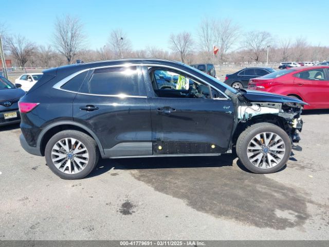 1FMCU9J98LUA44923 Ford Escape Titanium