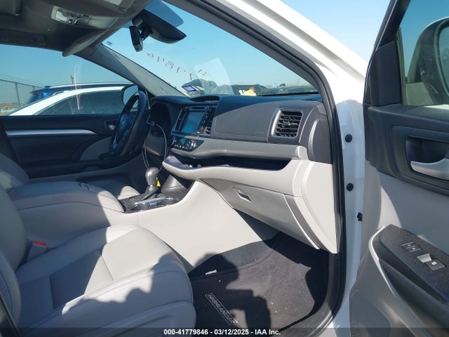 5TDKZRFH9KS318098 Toyota Highlander Xle