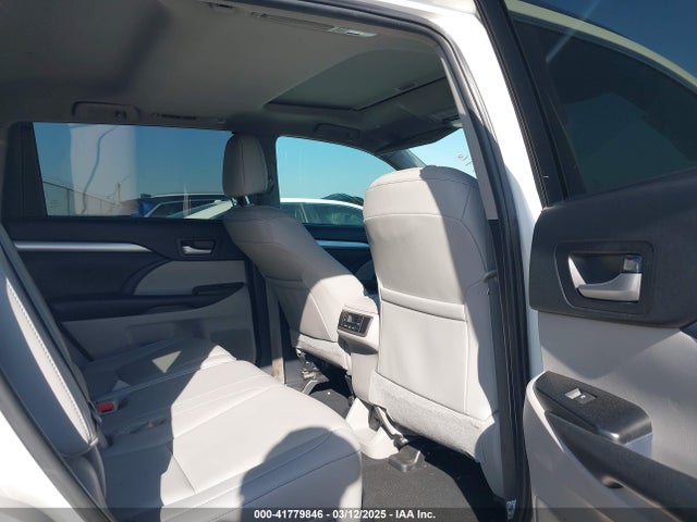 5TDKZRFH9KS318098 Toyota Highlander Xle