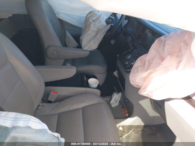5TDYZ3DC5JS934443 Toyota Sienna Xle 8 Passenger