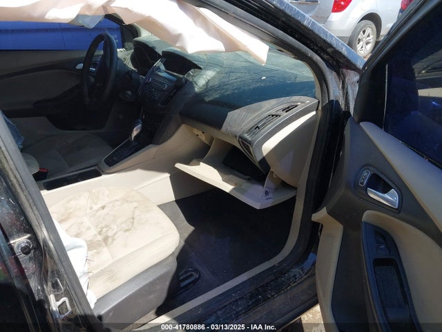 1FADP3F28JL325086 Ford FOCUS SE