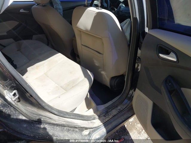 1FADP3F28JL325086 Ford FOCUS SE