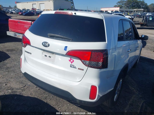 KIA SORENTO LX 2015 5XYKT3A65FG597900 Image 4