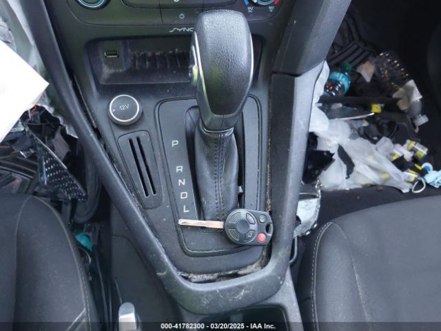 1FADP3K27HL319408 Ford FOCUS SE