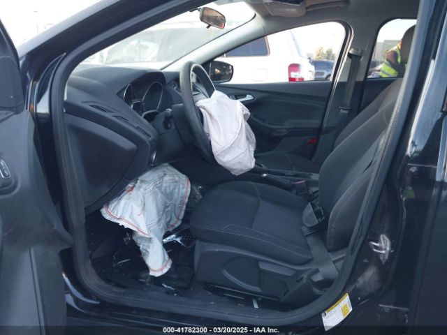 1FADP3K27HL319408 Ford FOCUS SE