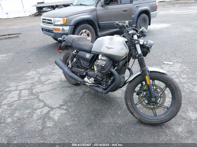 2022 MOTO GUZZI V7 ZGUKZUA02NM001118
