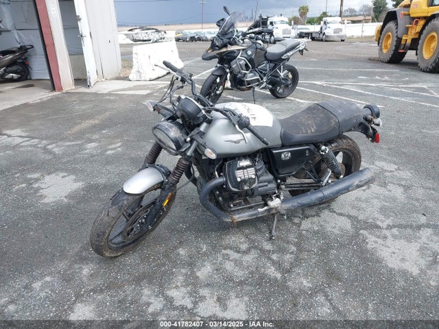 2022 MOTO GUZZI V7 ZGUKZUA02NM001118 Photo 1