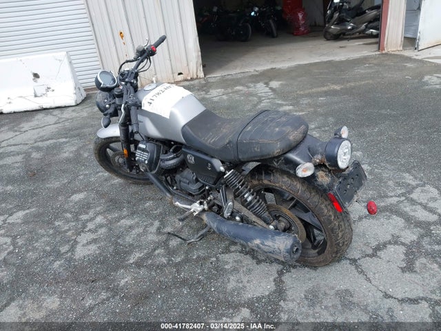 2022 MOTO GUZZI V7 ZGUKZUA02NM001118 Photo 2