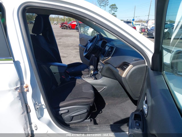1C4PJLCS9FW657377 Jeep Cherokee Latitude